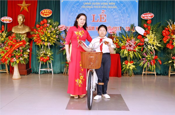Đ.c Mai Thị Lan - Hiệu trưởng tặng xe đạp cho em Đoàn Hà Cúc lớp 6D nhân dịp năm học mới.JPG